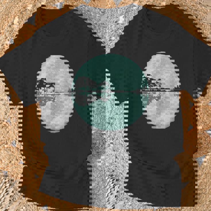 ギター 湖 反射 月 ギター ミュージシャン Tシャツ 高齢者への贈り物