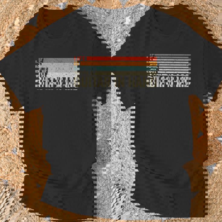 ギター・イン・ハンド・ミュージシャン・ギタリストとの人生はより良い。 Tシャツ 高齢者への贈り物