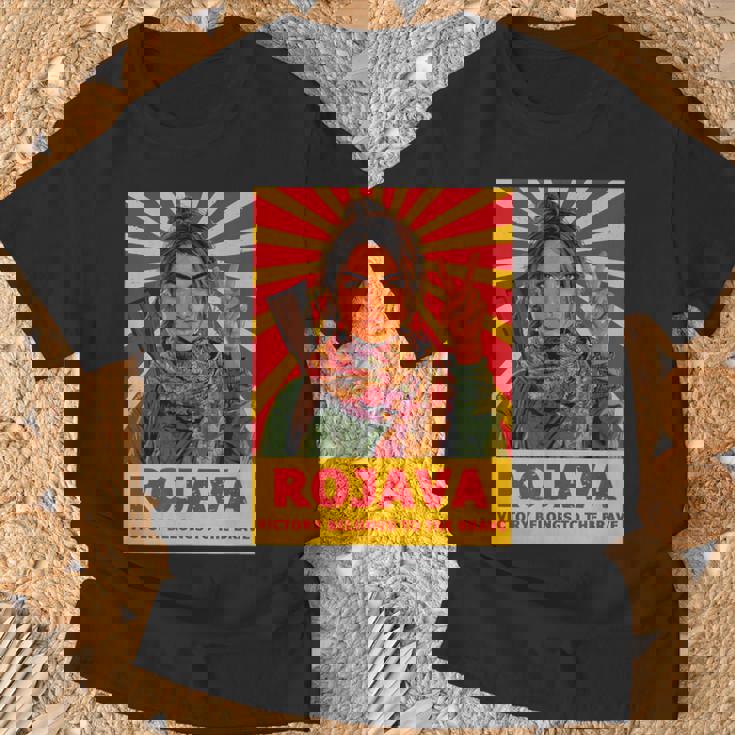 クルドのロジャバ クルディスタン 「勝利 」デザイン Tシャツ 高齢者への贈り物