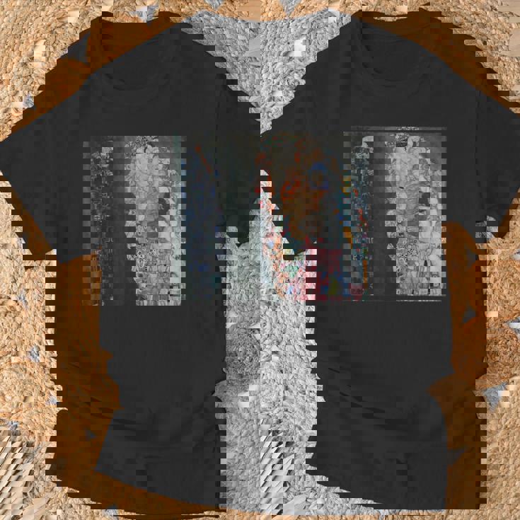 グスタフ・クリムトによる死と生1916 Tシャツ 高齢者への贈り物