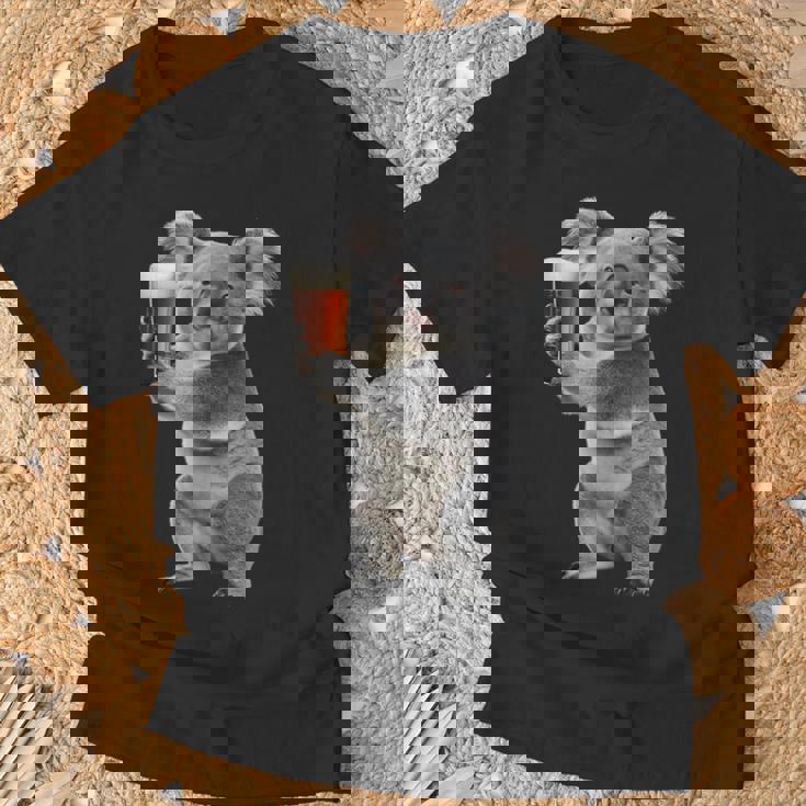 コアラ ビールを飲む リアル Tシャツ 高齢者への贈り物