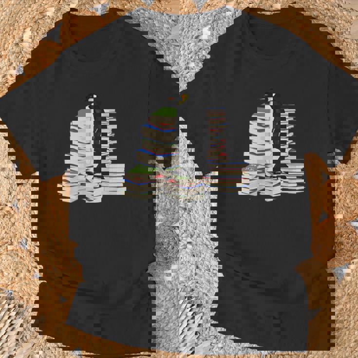 コウテイペンギン 鳥 本 読む 動物 図 バードウォッチング 贈り物 鳥類学者 生物学者 自然科学 Tシャツ 高齢者への贈り物