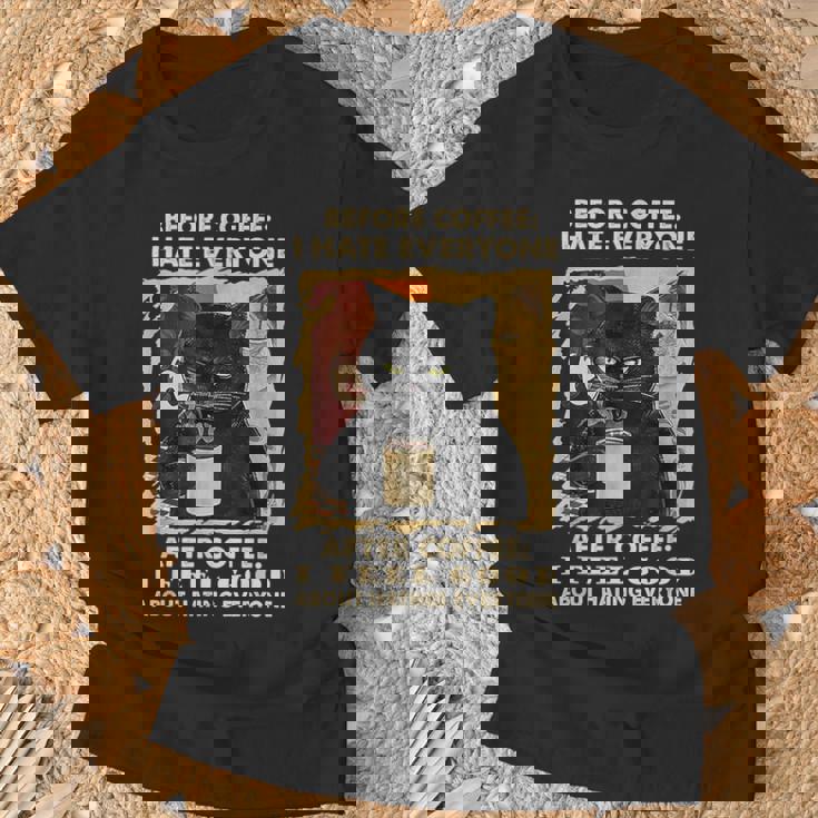 コーヒーの前にみんな嫌いな黒猫がコーヒーを飲む Tシャツ 高齢者への贈り物