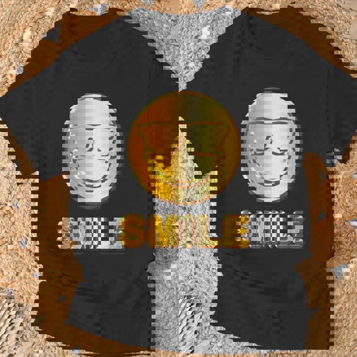 ゴールデン スマイル（フェイク ゴールド風）スマイリー フェイス ニコニコ 笑顔 サングラス 面白い 色 Tシャツ 高齢者への贈り物