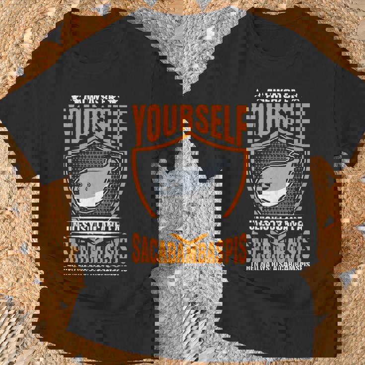 サカバンバスピスのフィッシュミームになれない限り、常に自分らしくありなさい Tシャツ 高齢者への贈り物