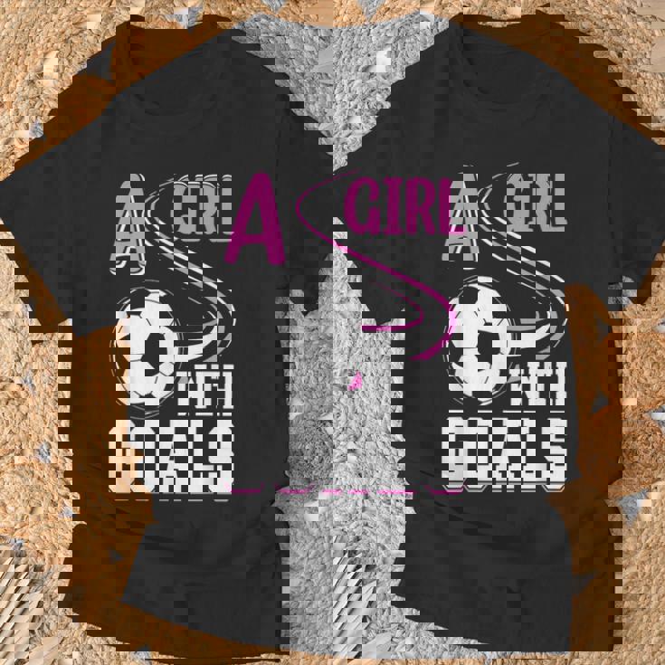 サッカーでゴールを決めた少女 Tシャツ 高齢者への贈り物