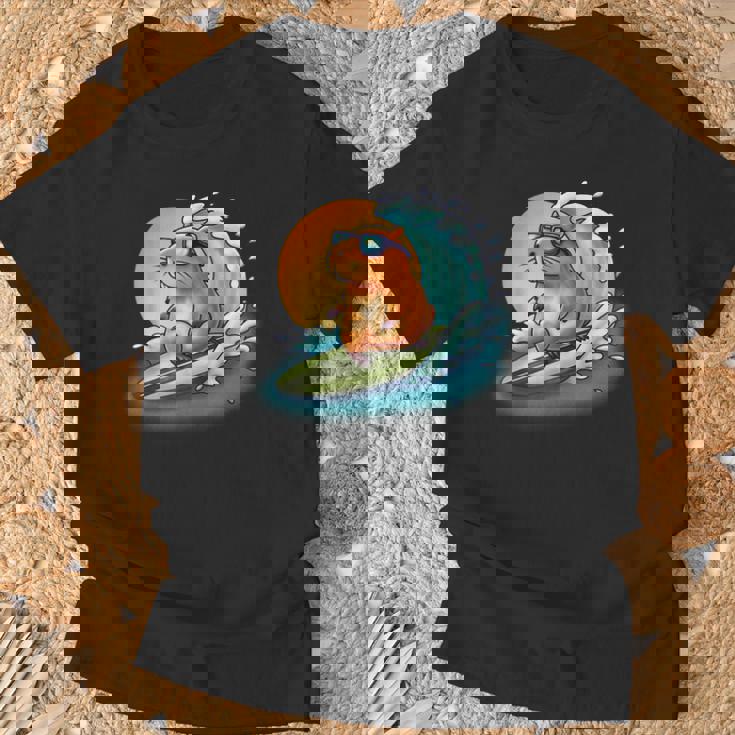 サングラスでサーフィンカピバラ Tシャツ 高齢者への贈り物