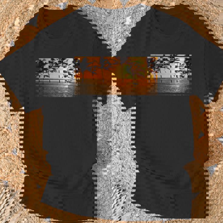 サンセット ビーチ ヤシの木 クール 海 サーフィン Tシャツ 高齢者への贈り物