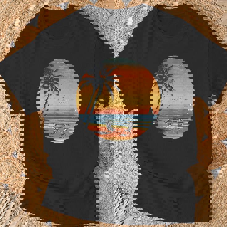 サンセット ビーチ ヤシの木 夏 バイブ レトロ トロピカル 夏 ビーチ Tシャツ 高齢者への贈り物