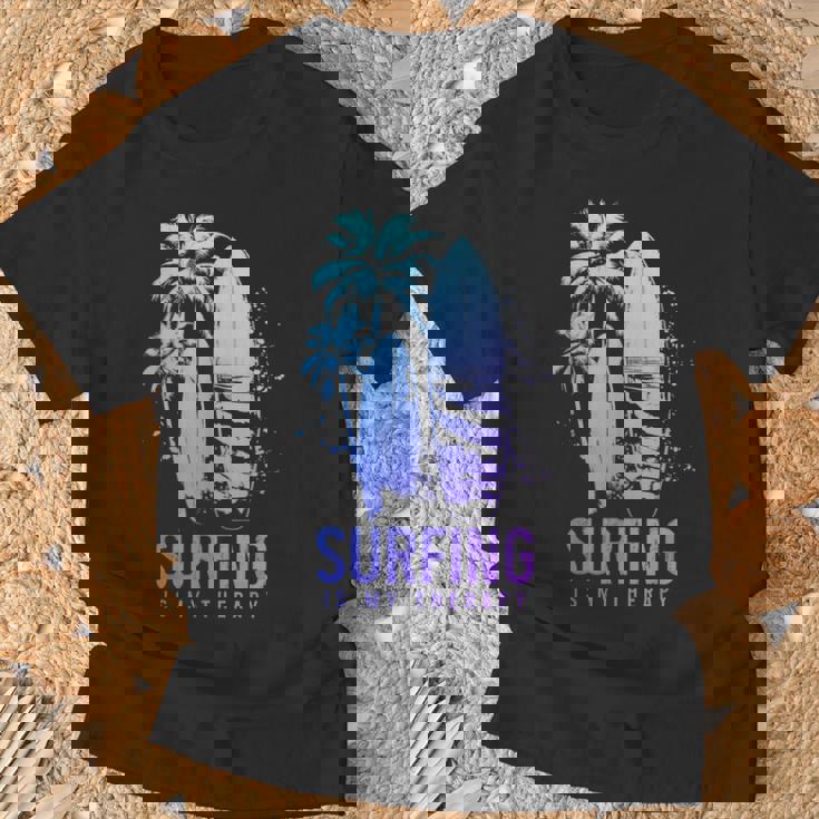 サーフィンセラピー ヴィンテージ サーフボード ヤシの木 ビーチサーファー Tシャツ 高齢者への贈り物