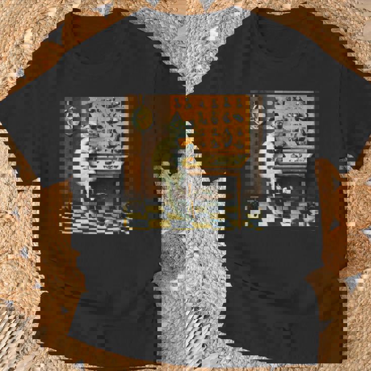 シュールレアリスト絵画 チェスをする猫とサルバドール・ダリ Tシャツ 高齢者への贈り物