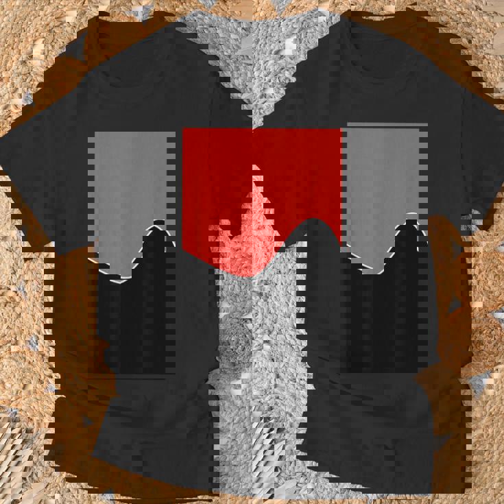 ジオメトリック ツートーン ウェーブ パターン カーミン ピンクとブラック Tシャツ 高齢者への贈り物