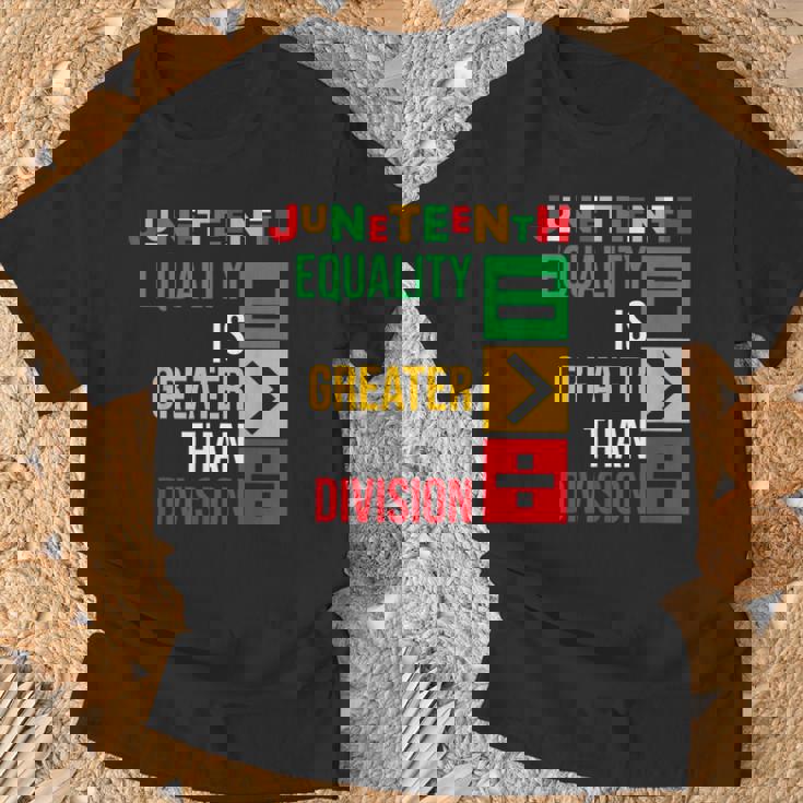 ジューンティーンスの平等は分裂よりも大きい Tシャツ 高齢者への贈り物