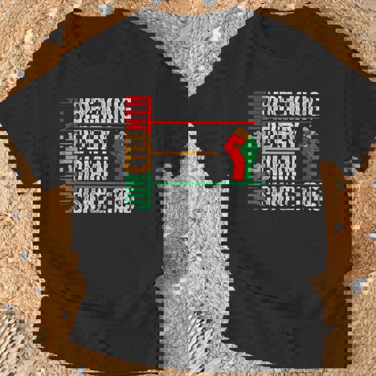 ジューンティーンスは1865年以来すべてのチェーンを断ち切りました Tシャツ 高齢者への贈り物