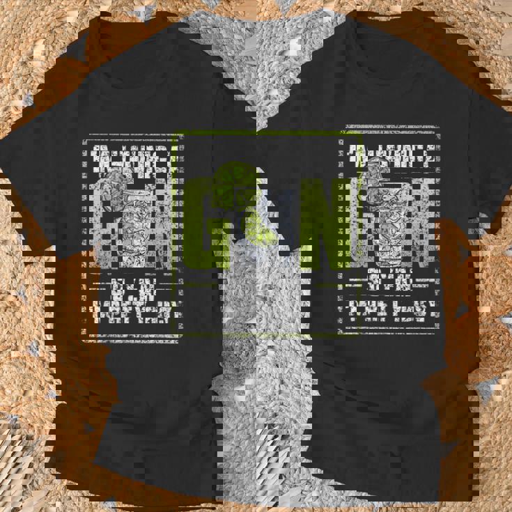 ジンを飲んでるんだ。 恋人 ドリンク ジンズ アルコール ジン Tシャツ 高齢者への贈り物