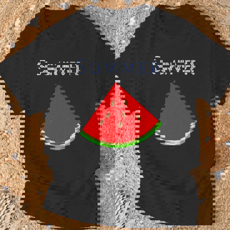 スイカ 1ピース・夏【 サマータイム 】リゾート・夏 大好き／面白 イラスト Tシャツ 高齢者への贈り物