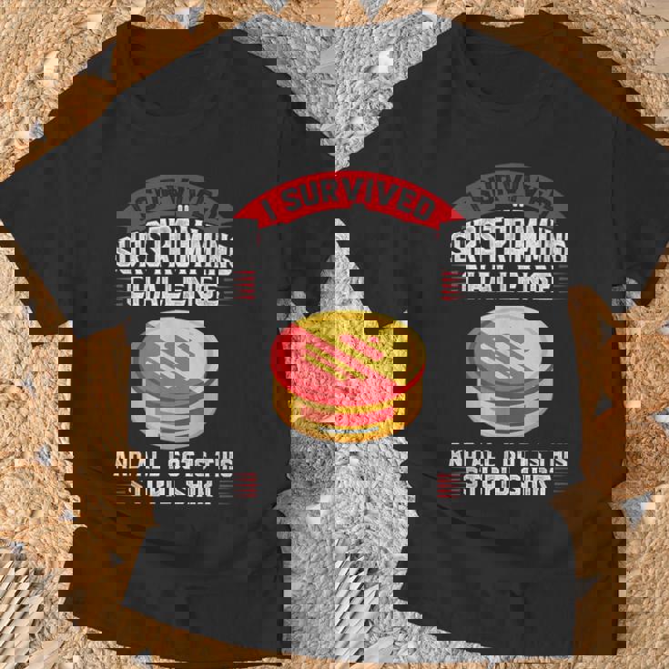 スウェーデンのシュールストレミング・チャレンジを生き延びた Tシャツ 高齢者への贈り物