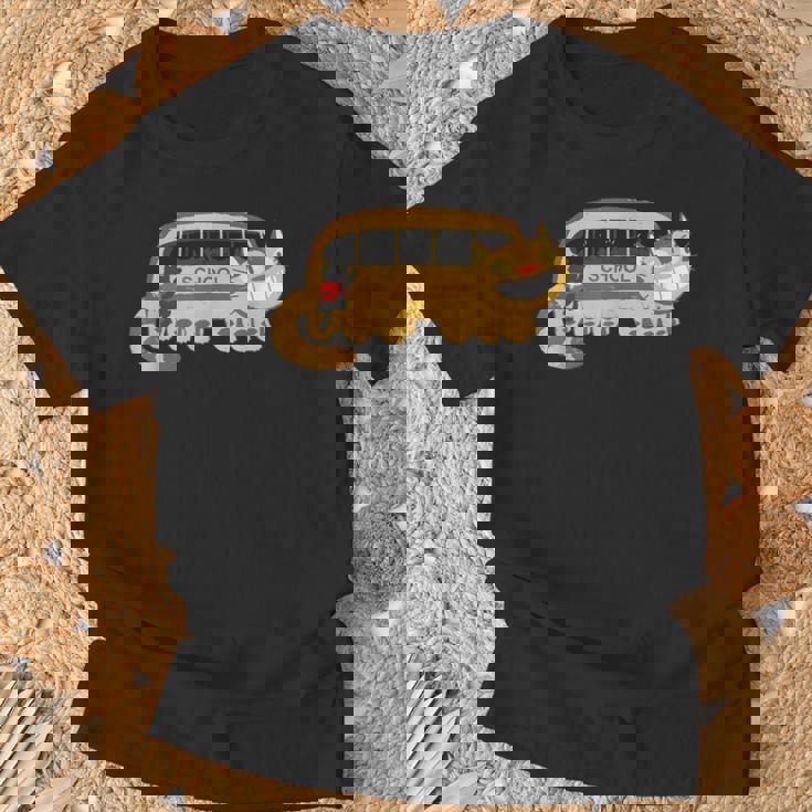 スクールキャットバスに向かうキャットバスの猫たち Tシャツ 高齢者への贈り物