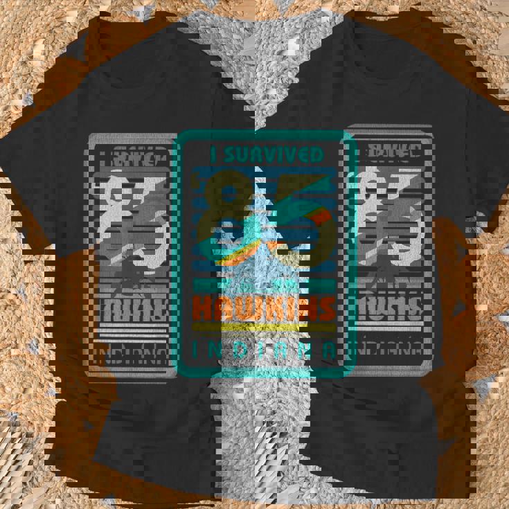 ストレンジャー・シングス ビンテージ デモゴルゴン ポスター ホーキンス インディアナ 85 Tシャツ 高齢者への贈り物