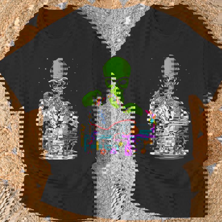 スペースエイリアンケミストリーティーチャーサイエンティストケミストサイエンススクール面白いエイリアン Tシャツ 高齢者への贈り物
