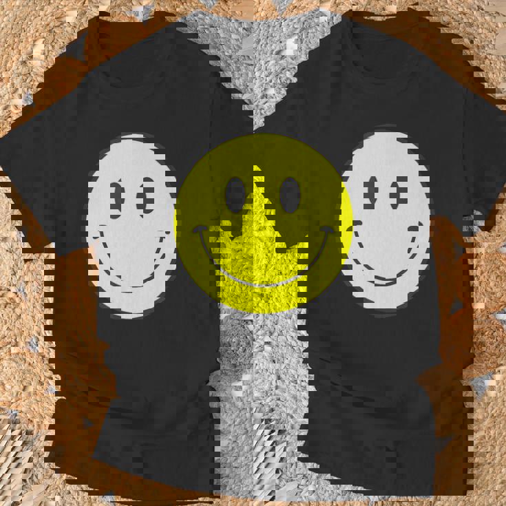 スマイル フェイス 笑顔（ベーシック）【スマイリー】ニコニコ 絵文字 黄色 ポップ かわいい イラスト Tシャツ 高齢者への贈り物