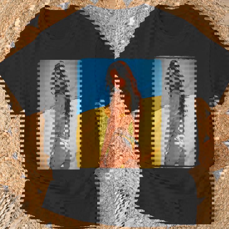 セクシーガールグラフィックtシャツ 「モダンピンナップガール&ウクライナ国旗」 Tシャツ 高齢者への贈り物