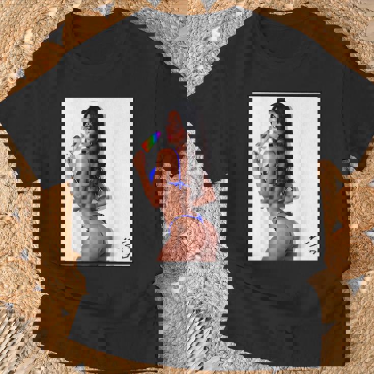 セクシーガールグラフィックtシャツ アイスポップのセクシーなラティーナブーティーガール。 Tシャツ 高齢者への贈り物