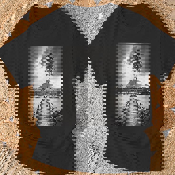 タヒチ州の熱帯小屋のモノクロ写真 Tシャツ 高齢者への贈り物