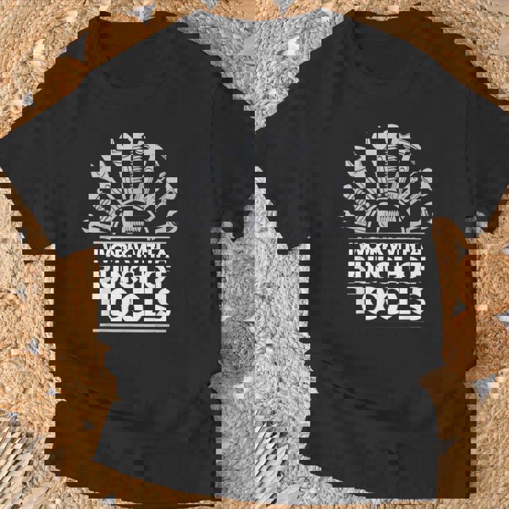 ツール 面白い メカニック 工具を使って仕事 お父さん 夫 ギフト アイデア Tシャツ 高齢者への贈り物