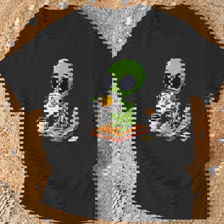 トーストに目玉焼きを食べるエイリアン Tシャツ 高齢者への贈り物