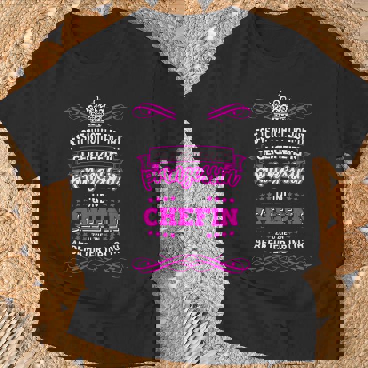 ドイツ語のテキスト「Gleichzeitig Prinzessin Chefin」と書かれた最高のシェフィンの言葉 Tシャツ 高齢者への贈り物