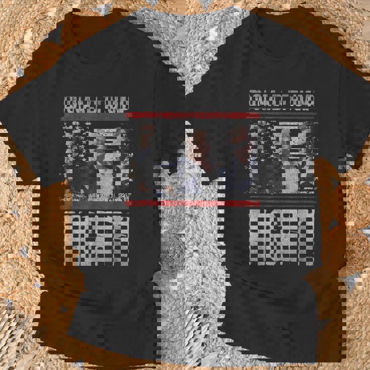 ドナルド・トランプ拳ポンプ We Fight American Flag Trump 2024 Tシャツ 高齢者への贈り物