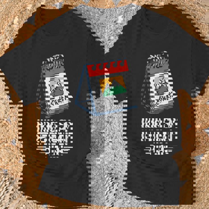 ハイキングは私の退職プラン 面白いアウトドア旅行 Tシャツ 高齢者への贈り物