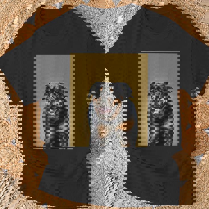 ハッピーロットワイラー犬自撮りポートレート Tシャツ 高齢者への贈り物