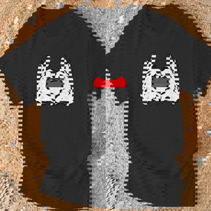 ハートを形作る漫画の手 インドネシア国旗 Tシャツ 高齢者への贈り物