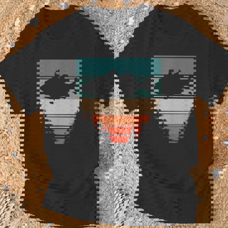 バス釣り森レトロオオクチバスフィッシャーマン Tシャツ 高齢者への贈り物