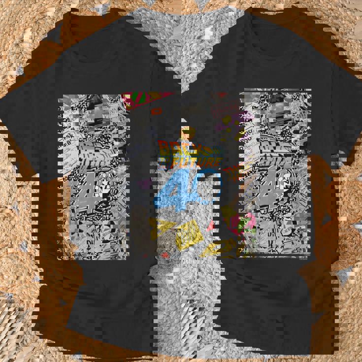 バック・トゥ・ザ・フューチャー 40周年記念ステッカー コラージュ Tシャツ 高齢者への贈り物
