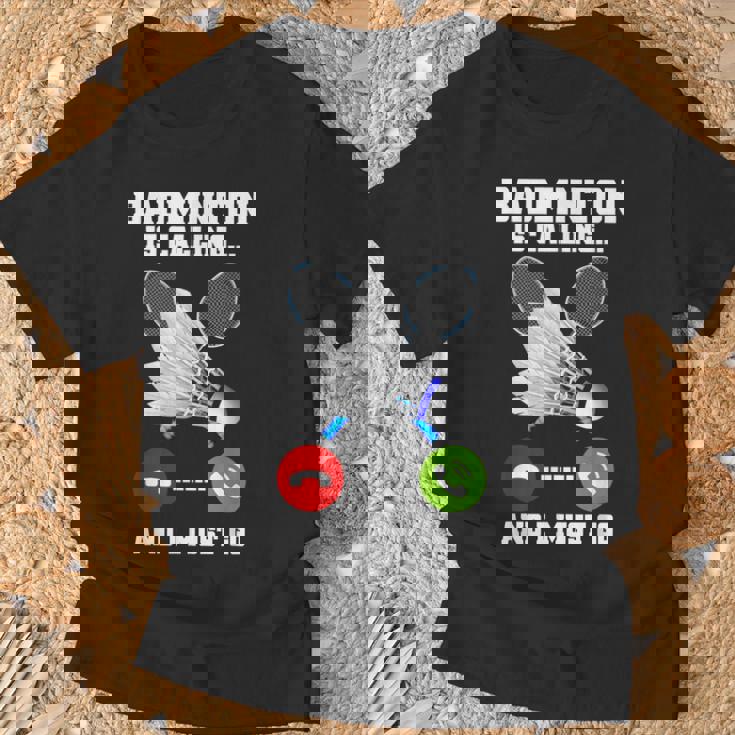 バドミントンが呼んでいる、私は行かなければならないラケットバドミントン選手badminton Tシャツ 高齢者への贈り物