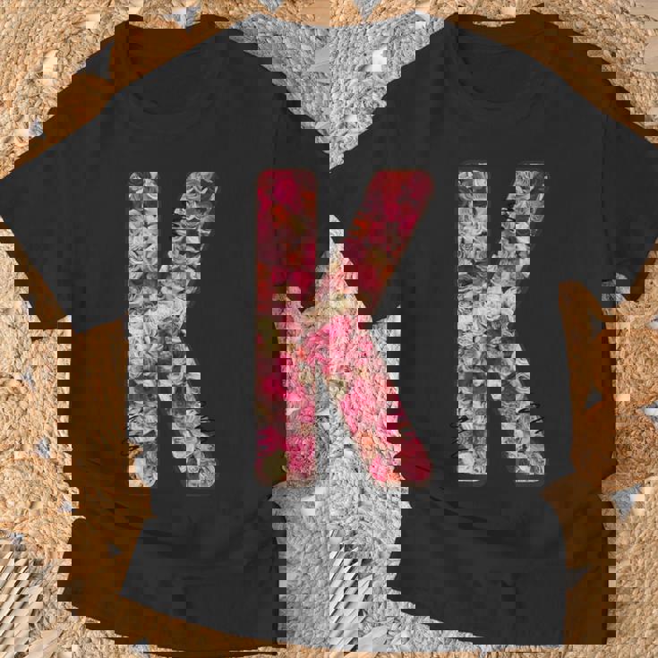 バラ柄のフローラルモノグラムk Tシャツ 高齢者への贈り物