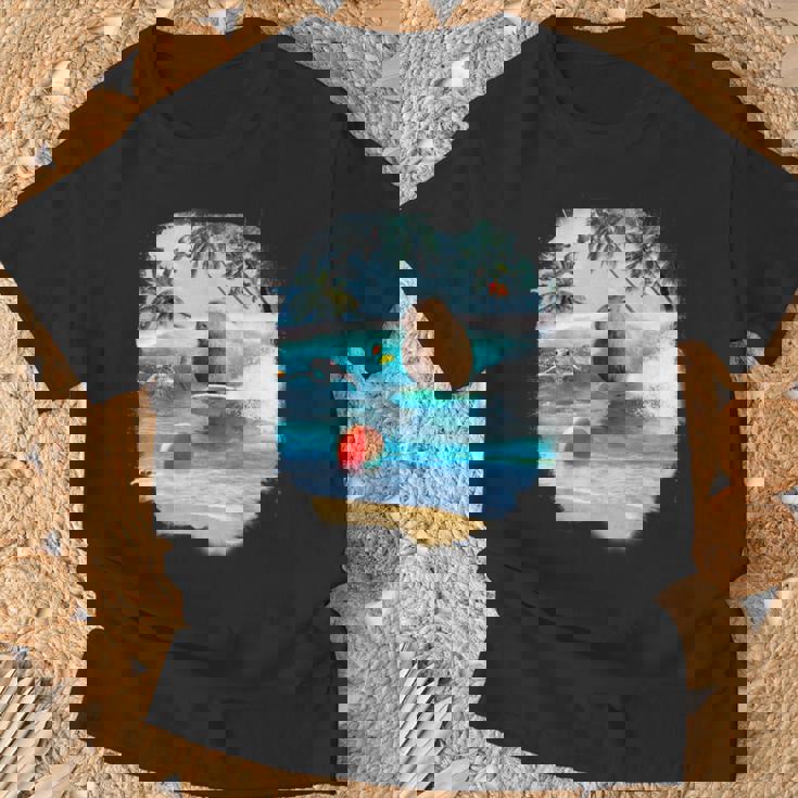 ビーチでのカピバラサーフィンおかしい Tシャツ 高齢者への贈り物