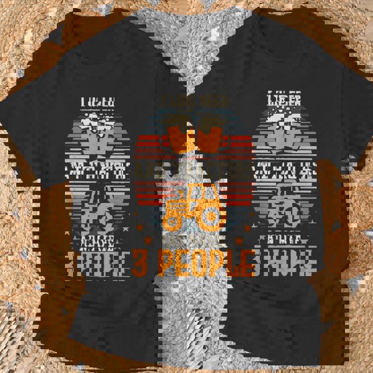 ビールとトラクターが好きで、たぶん3人で農作業をしています。 Tシャツ 高齢者への贈り物