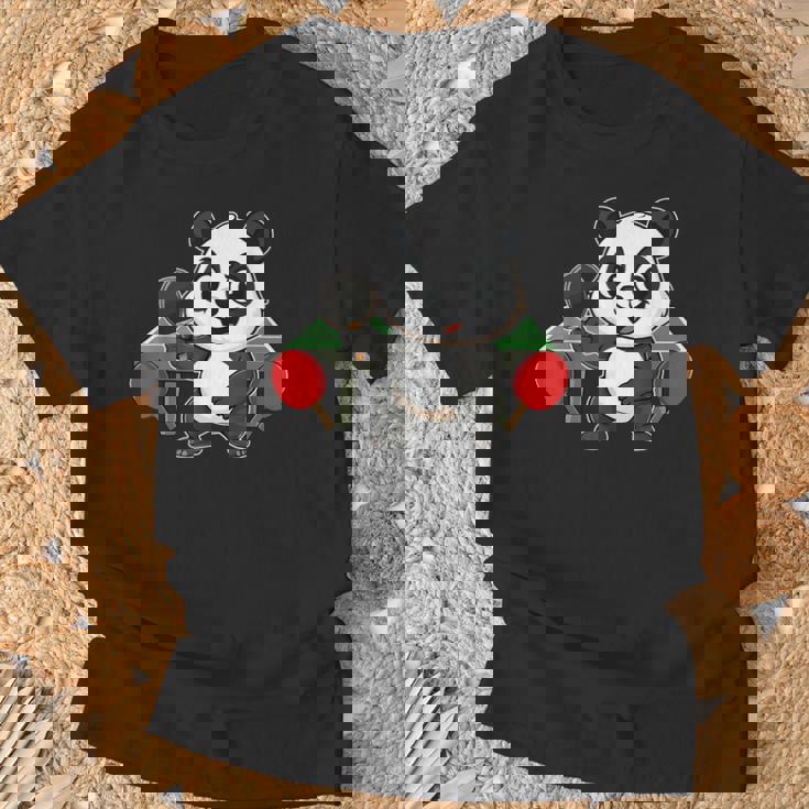 ピンポン卓球をするかわいいパンダ Tシャツ 高齢者への贈り物