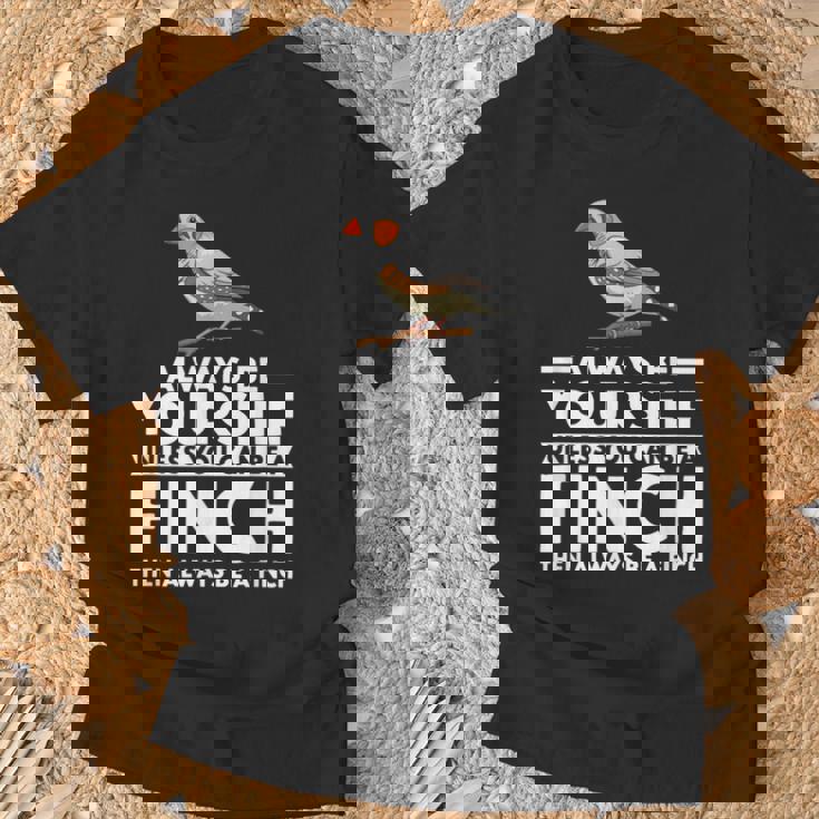 フィンチになれない限り、自分らしくいてください 面白いキンカチョウ Tシャツ 高齢者への贈り物