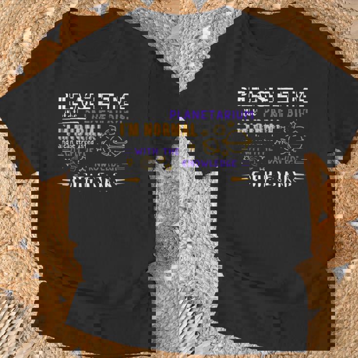 プラネタリウムに入らせてください、私は普通のミームです Tシャツ 高齢者への贈り物