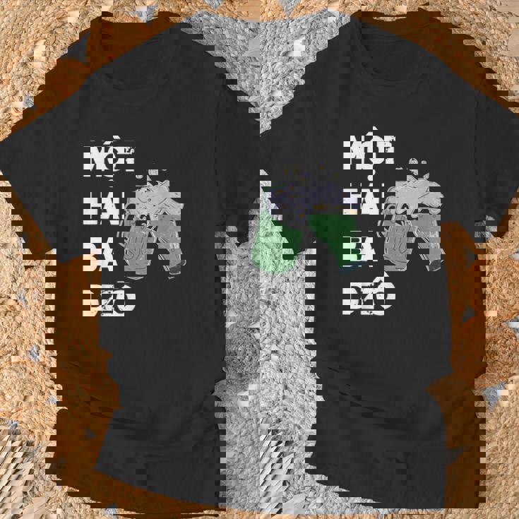 ベトナム ベトナム人 ベトナム語 モット・ハイ・バ・ドゾ ワン・ツー・スリー・チアーズ Tシャツ 高齢者への贈り物