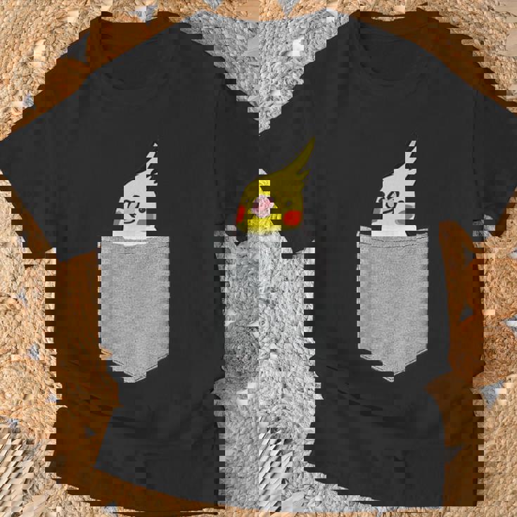 ポケットから覗くオカメインコのデザイン Tシャツ 高齢者への贈り物