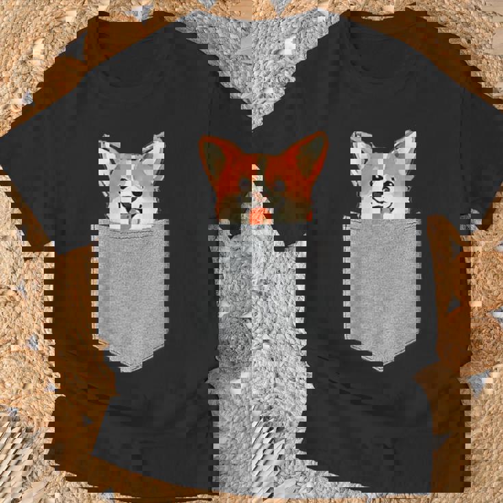 ポケットから覗く可愛いコーギーのデザイン Tシャツ 高齢者への贈り物