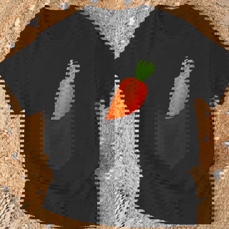 ポケットに入ったニンジン野菜、胸に面白いフルーツニンジン。 Tシャツ 高齢者への贈り物