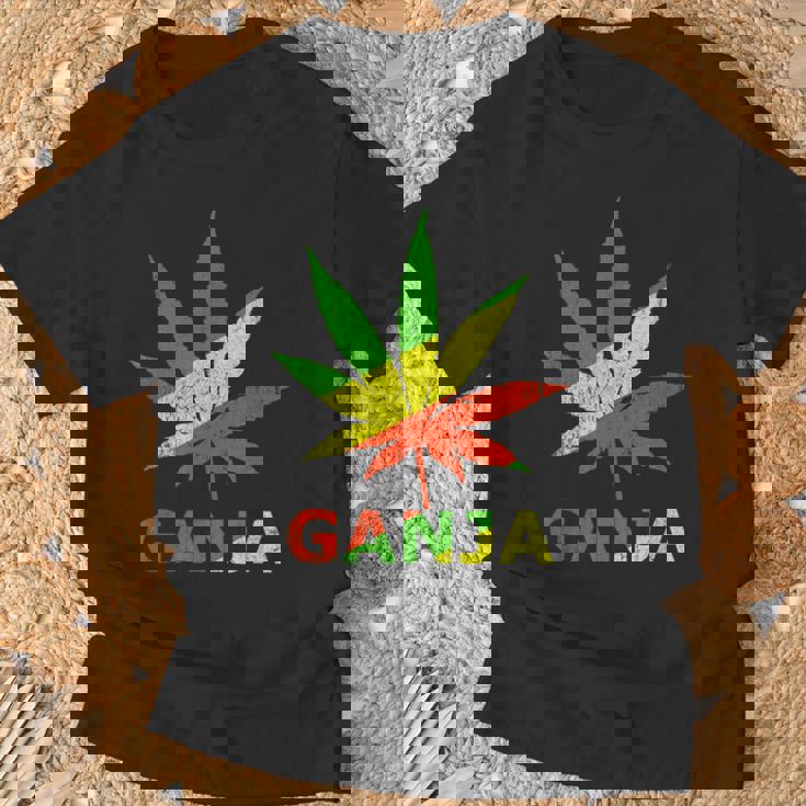 マリファナのガンジャ雑草の葉 ラスタカラー Tシャツ 高齢者への贈り物