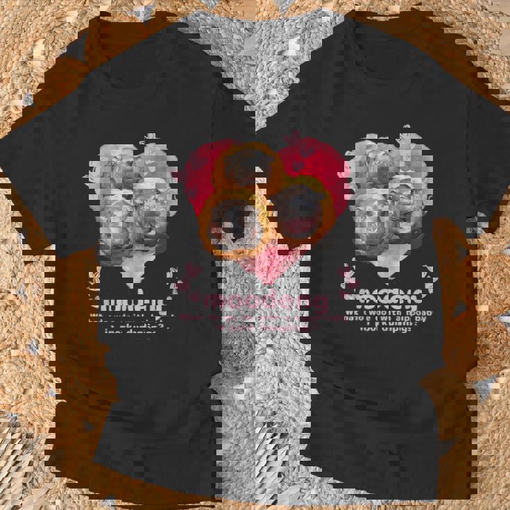 ムーデン君が 豚肉団子 になっちゃった！可愛いカバの赤ちゃん Tシャツ 高齢者への贈り物